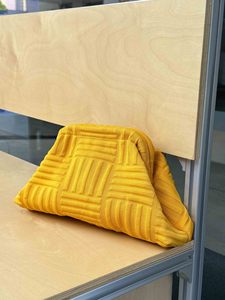 Bolso de punto con textura vertical y cierre Kiss Lock, estilo coreano, gran capacidad, neceser versátil, color caramelo, bolso de mano diario, bolsa de aseo. - Product Image 6
