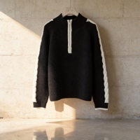 Pull court ample pour femme, col montant demi-zip, en tricot épais, avec détails contrastants noir et blanc sur les manches latérales à motif torsadé et manches raglan