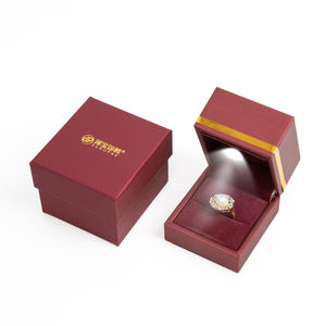 Caja de Joyería de Piel Sintética de Lujo Zebo con Luz LED, Juego de Cajas de Regalo para Anillos de Compromiso y Boda con Logotipo Personalizado - Product Image 1