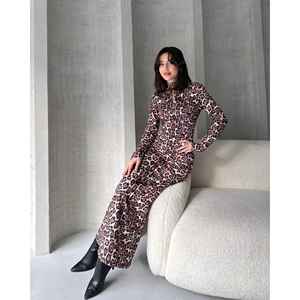 Vestido Maxi Kiss Neck de Cintura Alta con Estampado Marrón, Vestido de Noche Cómodo y Ajustado - Product Image 1