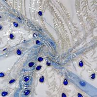 Tissu en dentelle brodée de plumes de paon à sequins argentés, bleu roi, avec perles en forme de goutte, pour robe, vente en gros personnalisée