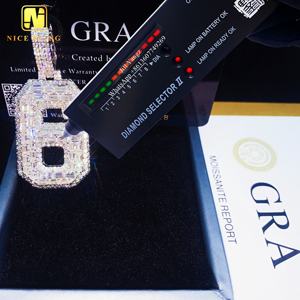 ผู้ผลิตเครื่องประดับตามสั่ง จี้เพชรทรงตัวเลขแบบกำหนดเอง จี้เพชรโมอิสซาไนต์ทรงบาแก็ตต์ 6 เม็ด เครื่องประดับแบบ Iced Out สร้อยคิวบัน ฮิปฮอป ร็อค - Product Image 3