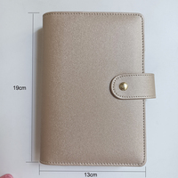 Organisateur de budget portable personnalisé en cuir PU rose A6 avec enveloppes pour argent, couverture de planificateur et reliure à anneaux dorés moderne
