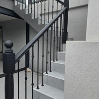 Élégants balustres en fer forgé à motifs creux de style romain pour rampes d'escalier intérieures, balcons, villas, hôtels et terrasses