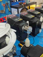 Bomba Dosificadora Digital de Precisión con Cabezal de Acero Inoxidable, Bomba Dosificadora de Diafragma con Control Automático de Flujo para Tratamiento de Agua y Productos Químicos