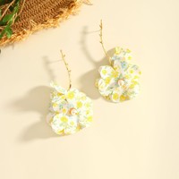Nouveauté 2025 Bijoux de mode Boucles d'oreilles pendantes style super féerique avec branche de fleur en mousseline, fleur de perle et feuille dorée