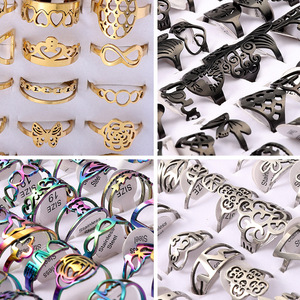 Anelli Geometrici Trendy in Acciaio Inox Placcato Oro con Zirconia Cubica, Varie Misure, Design Traforato al <span class=keywords><strong>Laser</strong></span>, Lotto Misto Arcobaleno Economico - Product Image 2