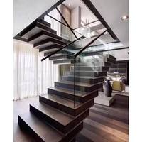 Escalier flottant empilé sur mesure avec garde-corps en verre, structure en bois durable et marches en bois massif pour les intérieurs de villas haut de gamme