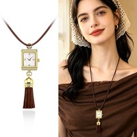 Collier montre élégant avec pendentif, accent cristal, bijou à pompon, chaîne en cordon argenté, alternative à la montre-bracelet