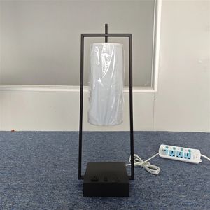 Lampe d'hôtel personnalisée, suite king-size contemporaine à deux chambres chez Candlewood Suites, lampes de bureau à abat-jour en tissu avec alimentation secteur - Product Image 5