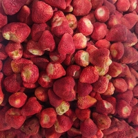 Gefreeze-droogde hele aardbeien in zoete siroop, geconserveerd fruit, zacht, gezond, natuurlijk, bulk siroop, geconserveerde snack
