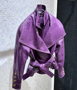 Violette Echtleder-Motorradjacke für Damen mit Stehkragen, Reißverschluss, Gürtel, Goldknöpfen, Kurze Biker-Jacke in Maßanfertigung und Wunschfarben - Product Image 1