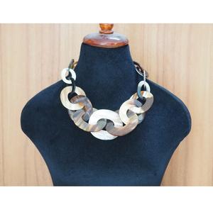 Collier en corne de buffle naturelle, artisanat naturel, bijoux statement faits à la main, inspirés des motifs tribaux et ethniques - Product Image 1