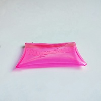Pochette de voyage transparente en PVC rose fluo mignonne avec fermeture éclair, sac à maquillage, sac cadeau pour enfants avec logo en relief, fermeture éclair en vinyle