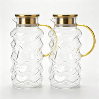 Carafe à eau en verre 1,8 L texturée ondulée avec poignée et couvercle dorés - Carafe en borosilicate haute résistance à la chaleur pour eau et boissons froides