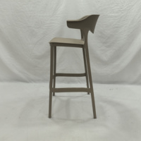 Tabourets de bar empilables en plastique moulé monobloc avec dossier et accoudoirs pour restaurants et salons de thé - Vente en gros