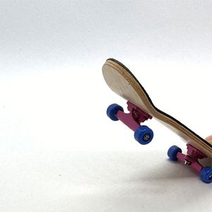 Juego de gráficos originales al por mayor para patineta de dedos con transferencia de calor UV y herramientas - Product Image 4