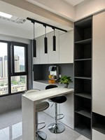 Armoire de chambre principale en bois bicolore à panneaux plats, avec coin de travail incurvé et grande capacité de rangement