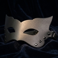 Masque de luxe en cuir InnerBloom avec bandeau réglable et détails rivetés, jouet sexuel BDSM pour couples, unisexe, adulte