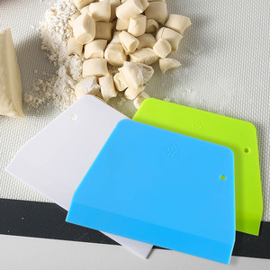 Couteau à pâte trapézoïdal en plastique, outil de pâtisserie pratique pour la confection de pâtisseries - Product Image 1