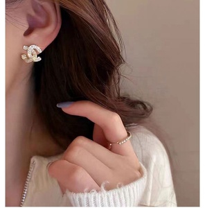 Boucles d'oreilles clous de mode haut de gamme euro-américaines, nouvelle collection, incrustées de zircon, double 'C', petit parfum, polyvalentes, luxe, cadeau tibétain - Product Image 5