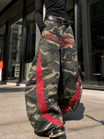 Jean large taille haute en denim premium pour femme, style Gorpcore gothique camouflage, respirant, coupe ample, avec empiècements en maille rouge contrastante, idéal pour l'été