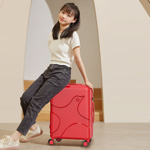 กระเป๋าเดินทางพีซีสีแดงคุณภาพสูงจากจีน ดีไซน์ทันสมัย ทนทาน กันน้ำ น้ำหนักเบา ล้อลากแบบตายตัว เหมาะสำหรับการเดินทางท่องเที่ยวกลางแจ้ง - Product Image 4