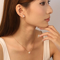 Juego de Joyería de Acero Inoxidable Chapado en Oro de 18K con Diseño Floral, Collar con Colgante de Flor y Aretes Pequeños para Mujer, Regalo para Niñas