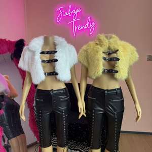 أزياء عصرية: طقم نسائي من قطعتين يتكون من معطف قصير مجوف من الفرو وسترة كارديجان بياقة + شورت من الجلد الصناعي - Product Image 1