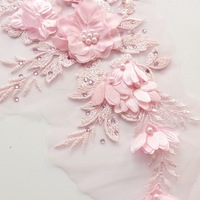 Applique de col en dentelle brodée à la main en usine, motif floral 3D rose, avec broderie tubulaire perlée et patchs de fleurs