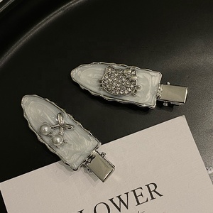 Femmes 2025 Nouveau Design Silver Cherry Cat Pinces crocodiles décoratives Fashion Elegant Chic in Stock Épingles à cheveux Accessoires pour le quotidien - Product Image 2