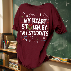 Camiseta de manga corta con cuello redondo y estampado bordado para mujer, holgada, con la frase 'Mi Corazón Robado por Mis Alumnos, Profesora de Matemáticas', ideal para el verano. - Product Image 2