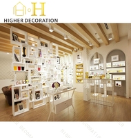 Conception moderne de magasin de parfums de luxe avec vitrine d'exposition à éclairage LED et solutions de comptoirs de magasin