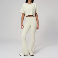 Ensemble de sport 2 pièces pour la gym et le fitness – Hauts à manches courtes et shorts ajustés, respirants, motif uni, logo frontal, taille haute