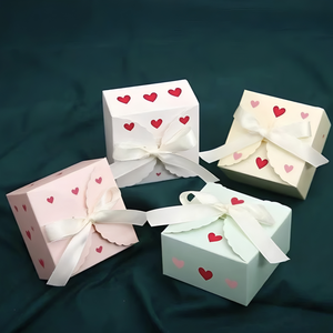 Boîte d'emballage carrée pour cadeaux, bonbons, chocolats, produits alimentaires, imprimée en couleur avec ruban et nœud, pour fêtes et événements. - Product Image 3