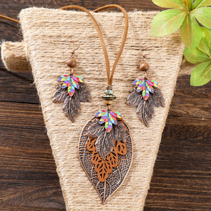 Ensemble collier et boucles d'oreilles feuille bohème en alliage plaqué bronze antique, bijoux de fête pour femme, ensemble tendance - Product Image 1