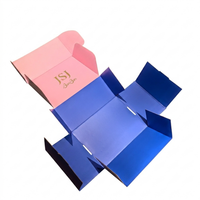 Boîte à chocolats de luxe en albâtre blanc avec intérieur rose poudré pour offrir des bonbons haut de gamme et pour une présentation professionnelle en boutique