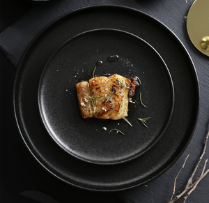 Assiette à steak noire mate avec bord doré, assiette à dîner occidentale en céramique givrée de 8 et 10 pouces, vente en gros - Product Image 5