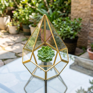Terrarium en verre Art déco moderne, forme prismatique avec cadre en métal doré, vase de table pour la décoration de la maison - Product Image 1