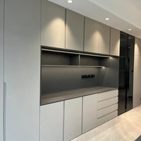 Buffet de salle à manger moderne et minimaliste en bois avec éclairage LED intégré, vitrine en verre, design modulaire sans poignées