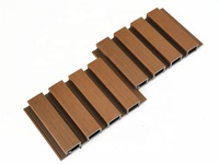 Durabilité tous temps Façade de bâtiment Cannelé 3d Gaufrage Grain de bois 219x26mm WPC Panneau de revêtement mural pour usage extérieur