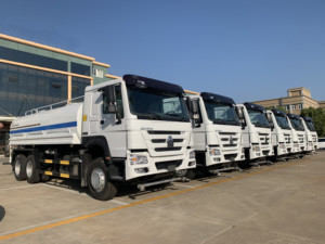 Camión Cisterna de Agua Sinotruk HOWO 6x4 de 15000L/18000L, Camión Cisterna de Agua de Servicio Pesado de 15m3 para Riego de Carreteras - Product Image 2