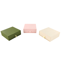 Boîte-cadeau rigide de bijoux de logo personnalisé de luxe avec pochette doublée d'éponge Stratification mate écologique et revêtement UV de Chine