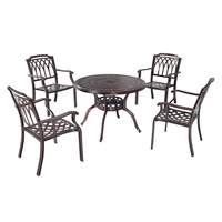 ronde de foyer de barbecue coulé dans le jardin d'un hôtel mobilier d'extérieur ensemble table à manger et chaises en aluminium