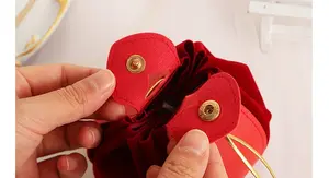 Toptan özel Logo yaratıcı tutamak parti Mini hediye çantası şeker kişiselleştirilmiş Pu deri hediye keseleri düğün kutlama şeker kutuları