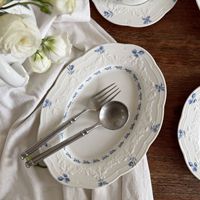 Assiettes en céramique bleues à fleurs de style chic français, service de vaisselle de luxe en porcelaine à relief, assiettes de dîner vintage pour hôtel, mariage, banquet