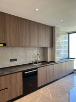 Set Kabinet Dapur Modern Putih & Kayu dengan Dinding Marmer & LED Tersembunyi untuk Ruang Kecil