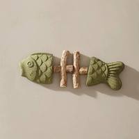 Jouet à mâcher pour chat en bois naturel, en forme d'arête de poisson, avec mousse menthe verte, combinaison tête et queue de poisson, structure en bûche rugueuse