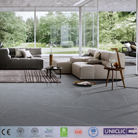 Vente en gros Revêtement de sol en vinyle à âme rigide Revêtement de sol en bois gris en planches en PVC résistant aux rayures, ignifuge, insonorisant