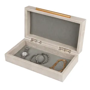 Boîte de rangement pour bijoux en cuir galuchat beige avec anse en métal doré